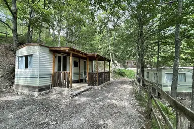 Image de Mobil-home à Chiusi della Verna près de la forêt