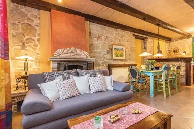 Image de Maison de vacances rustique à Vrsar avec jardin