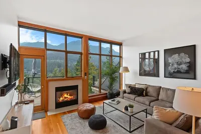 Image de Come find yourself in the Whistler 'Treehouse'