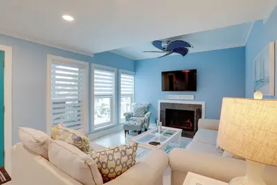 Image de Poolside Madeira Beach Abode w/ Balcony!