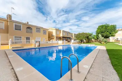 Image de Appartement de vacances Aldor avec terrasse plein air, piscine partagée et Wi-Fi.