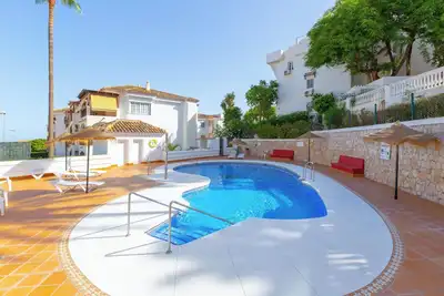 Image de Joli appartement en bord de mer avec vue sur la mer, piscine partagée et climatisation.