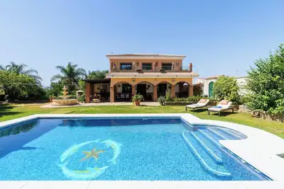 Image de Maison de vacances 'La Huerta Del Sur' avec vue sur les montagnes, piscine, jardin et Wi-Fi.