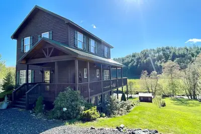 Image de Riverfront Cabin-firepit, fireplace, foosball, Wifi, gameroom, fire table, wet bar