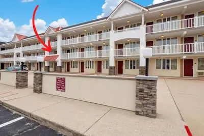 Image de Just one block to the beach!