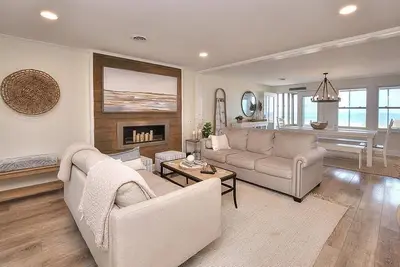 Image de 4br/2ba Ocean Front Home, Walk to Pier & Dining, Sleeps 9
