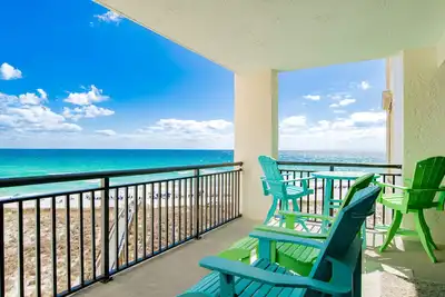 Image de A Joyful Breeze | Beachfront, Pool, Grills, Fun!