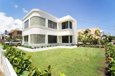 Image de Stunning Art Deco Home - 1 Block from the Beach