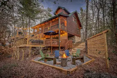Image de Treetop 3br Cabin- Hot tub, Fireplace, Firepit, Grill, Fast Wi-Fi & Dog-Friendly
