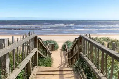 Beach house 200m to beach. Stylish, Modern Sleeps 6. Suit Summer or Winter break<br>