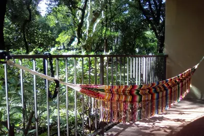 Image de T1 résidence arborée avec piscine (en été) et parking