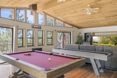 Image de Secluded Forest Cabin - Hot Tub, Game Room & Views