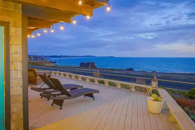 Image de Epic ocean views and sound of surf. Luxurious Beds. Fireplace. Hot Tub. Dogs Ok.