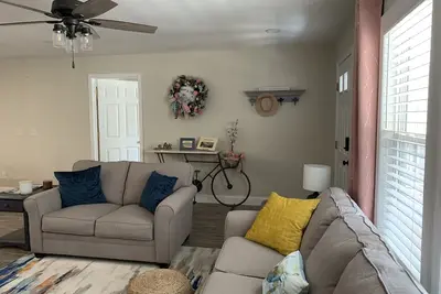 Image de Relaxing coastal cottage- Convenient to the Beach, Screened in Porch
