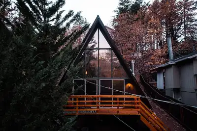 Image de Cozy Mid Century A- Frame Cabin Romantic + Hot tub