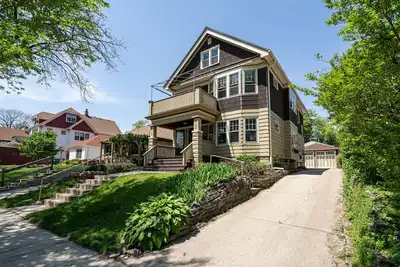 Image de Charming shorewood house near shops, free WiFi & Parking