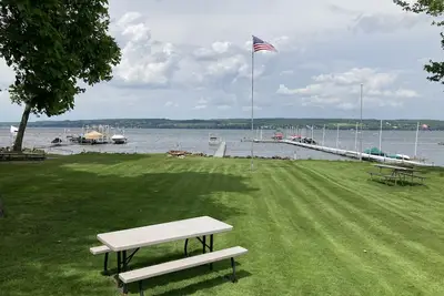 Image de Beautiful Lakefront Cottage with Dock