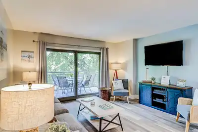 Image de 4th-floor villa with balcony, beach access, outdoor pool, & grills