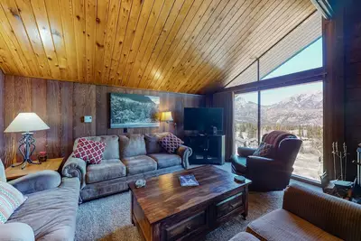 Image de Ski-in/ski-out condo with lake and mountain views, woodstove