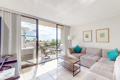 Image de Top-floor condo with ocean-view balcony, central Ac, washer/dryer, & shared pool