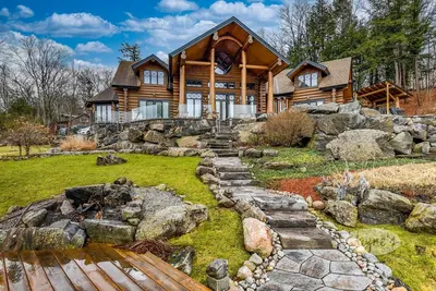 Image de Elaborate 5bed 5bath on Lake Muskoka w/Guest Cottage, BoatHouse, Hot Tub!