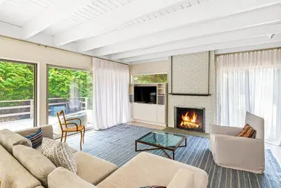 Image de Contemporary home w/ central Ac, high-speed WiFi, full kitchen, & furnished deck