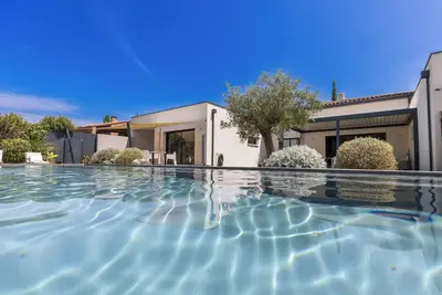 Image de Magnifique maison contemporaine dans villa triple