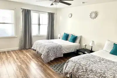 Image de Comfy, Clean & Spacious w\/2 TVs, parking, laundry