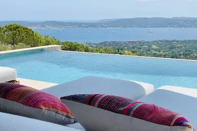 Image de Villa contemporaine, vue mer panoramique sur le Golfe de St Tropez