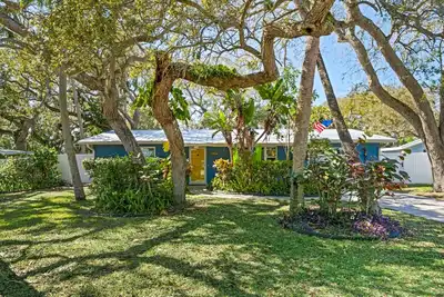 Image de Quaint and cozy beach house with pizazz in New Smyrna!