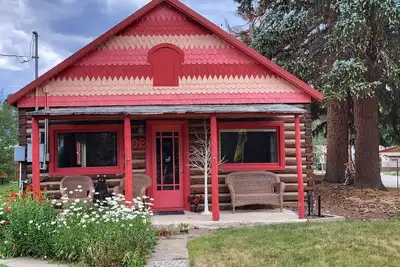 Image de Rustic-cozy cabin with modern amenities in quiet neighborhood w/ state park yard