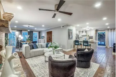 Image de Beautiful Home 1 Minute From Northpark Mall!