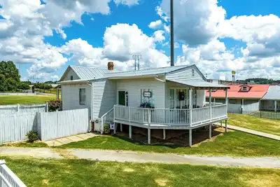Charming 1-bedroom Pearl Cottage with WiFi in the historic Casey Jones Village