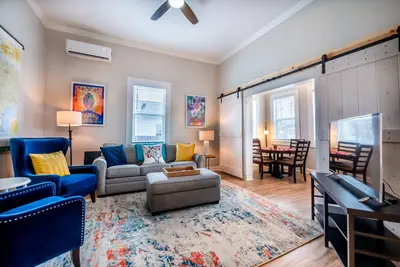 Image de Alamodome 5-Min Walk, Charming Oasis, Gated Parking, Fenced Yard