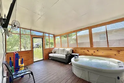 Image de Romantic Farmhouse w hot tub, Dt Sm 5 min