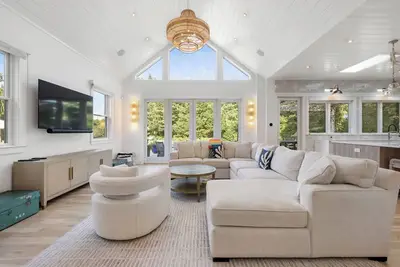 Image de 8br Hamptons Estate w/ Heated Pool & Hot Tub – Only August 24th Onward Remaining