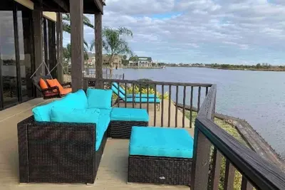 Image de Waterfront by Nassau Bay’s popular party cove