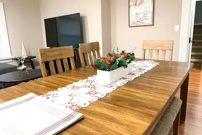 Image de Newly Renovated 2 Br downtown Apt, family getaway.