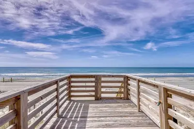 Image de Oceanfront with panoramic views! Direct beach access from covered deck.