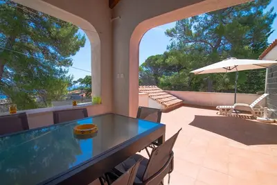 Image de Appartement de deux chambres avec la terrasse Veli Losinj, Losinj (A-19700-b)