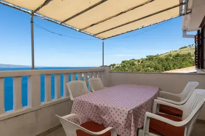 Appartement de deux chambres avec la terrasse et la vue sur le mer Stanici, Omis (A-19750-a)