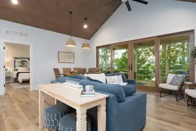 Image de The Blue Cat: Family-Friendly Luxury Lakefront Retreat w/ Fire Pit, Sunset Views
