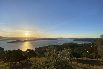 Image de Quiet Top of the Hill Lake View Home