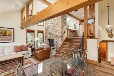 Image de Old Hundred Unit 104 | Sunny, Corner Townhouse, Treetop Views, 3 Blocks to Aspen Mtn