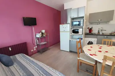 Image de T1 proche Parc Charles de Gaulle, 1er étage avec ascenseur, loggia, tout équipé, idéale pour 2 personnes