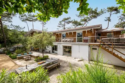 Image de New! Large villa in the heart of Cap Ferret-Terrain de Petanque not overlooked