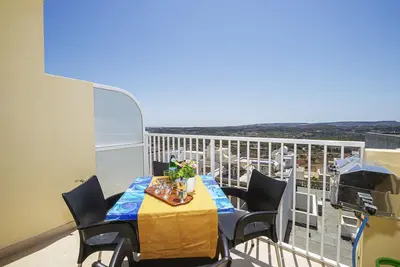 Image de Apartment with spacious terrace with panoramic views.