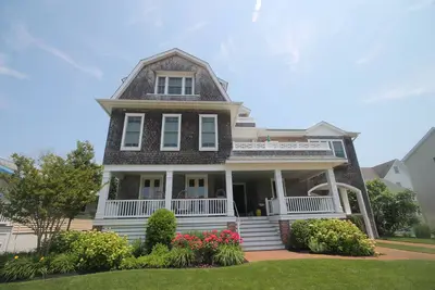 Image de Don't miss this opportunity to enjoy a fabulous newer 5 bedroom home in Cape May just two short blocks to Queen Street Beach.