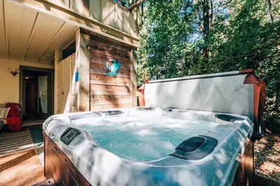 Image de Escape to magical wooded cottage with hot tub