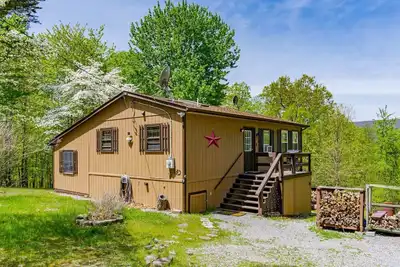 Image de River Access Cabin with Hot Tub, Fire Pit & WiFi!
